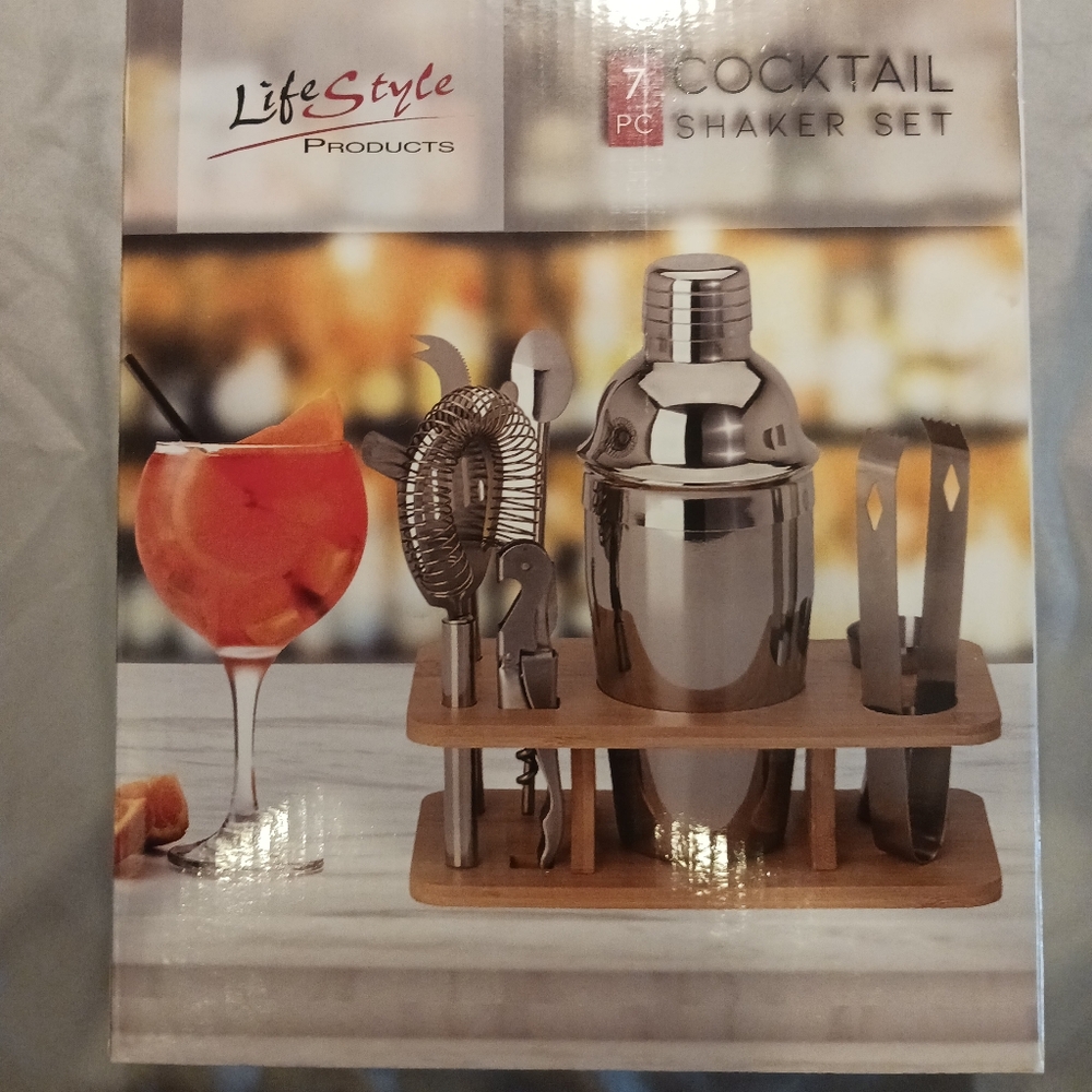 Cocktail shaker set